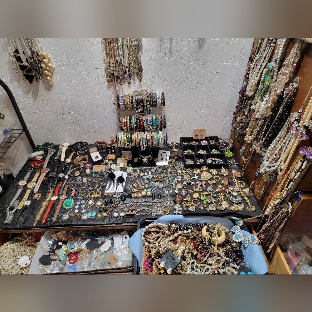 ESTATE COSTUME JEWELRY LOT- 1+ lbs Vintage to Now. NO JUNK - All Wearable - Picture 8 of 8